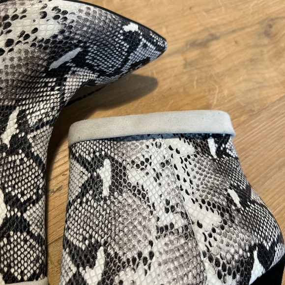 Women’s 42 Gold Olvy Snakeskin Suede Leather Point Toe Kitten Heel Bootie - Picture 5 of 8